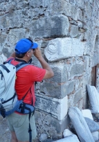 Ο Γιώργος φωτογραφίζει τμήμα αρχαίου οικοδομήματος με ανάγλυφες παραστάσεις το οποίο αποτέλεσε υλικό για την ανέγερση του ναού !