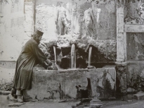 Η Nelly φωτογραφίζει την κρήνη της μονής Βροντησίου το 1935