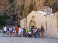 Η ομάδας μας με φόντο το σταυροειδή ναό του Αγ.Αντωνίου . 