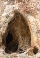 Με μια πρώτη ματιά , τίποτα δεν μαρτυρά το μέγεθος της σπηλιάς . Ρίξτε μια προσεκτική ματιά πάνω δεξιά στα τοιχώματα της εισόδου.