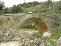 Αστρακιανή γέφυρα - μονότοξο πέτρινο γεφύρι . 