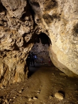 Ο Γουμενόσπηλιος , κέντρο της ασκητικής δράσης στο φαράγγι των Αγίων. Η είσοδός του χαμηλή ανάμεσα σε θάμνους και σκίνους. Το σπήλαιο θολωτό , κυκλικό ενώ στην κορυφή του ένα άνοιγμα αφήνει το φως της ημέρας να το φωτίσει . Σύμφωνα με την παράδοση στο σπήλαιο αυτό  μαζεύονταν ....