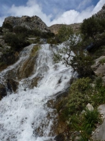 Μεγάλες ποσότητες κρυστάλλινου νερού ξεχύνονται από τις πλαγιές του βουνού . 