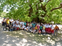 Η ομάδα μας σε αναμνηστική φωτογραφία στο δάσος του Ρούβα . 