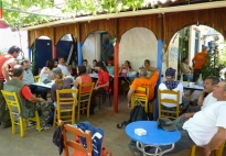 Το καφενείο του Ζαχαρία στην έξοδο του μονοπατιού ξεκούρασε και δρόσισε τους κουρασμένους ορειβάτες. 